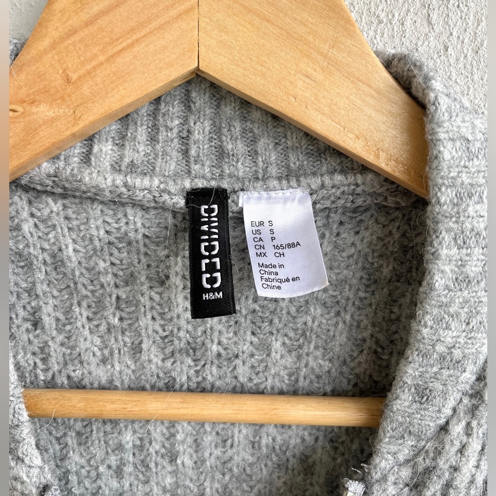 H&M | Ribbed Knit Zip Sweater - Picture 3 of 16